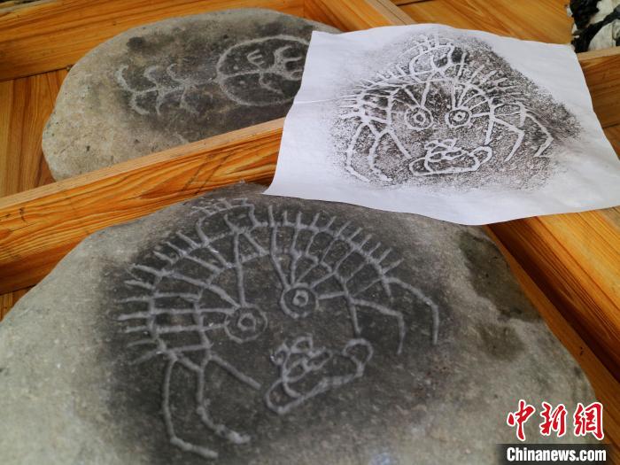 臺青制作的巖畫印記拓片?！±钤?攝