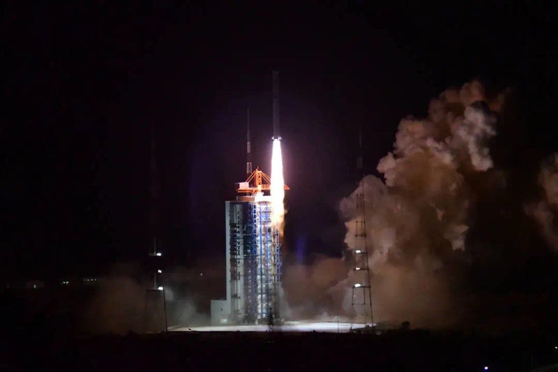2021年10月14日18時(shí)51分，搭載著中國(guó)首顆太陽(yáng)探測(cè)科學(xué)技術(shù)試驗(yàn)衛(wèi)星“羲和號(hào)”的長(zhǎng)征二號(hào)丁火箭在太原衛(wèi)星發(fā)射中心成功發(fā)射。（圖源：人民日?qǐng)?bào)）