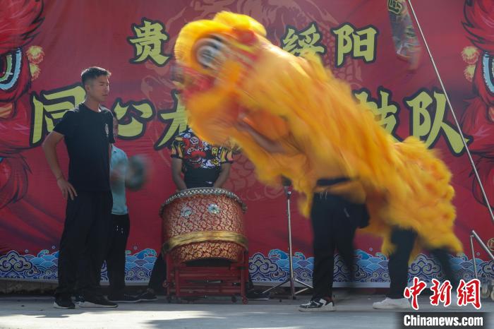 賴翊凡在指導(dǎo)成員萬(wàn)金宇(獅頭)和萬(wàn)杰練習(xí)舞獅。　瞿宏倫 攝