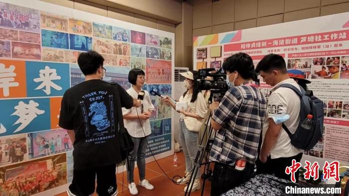 圖為李佩珍正在接受記者采訪?！∪~藝琳 攝
