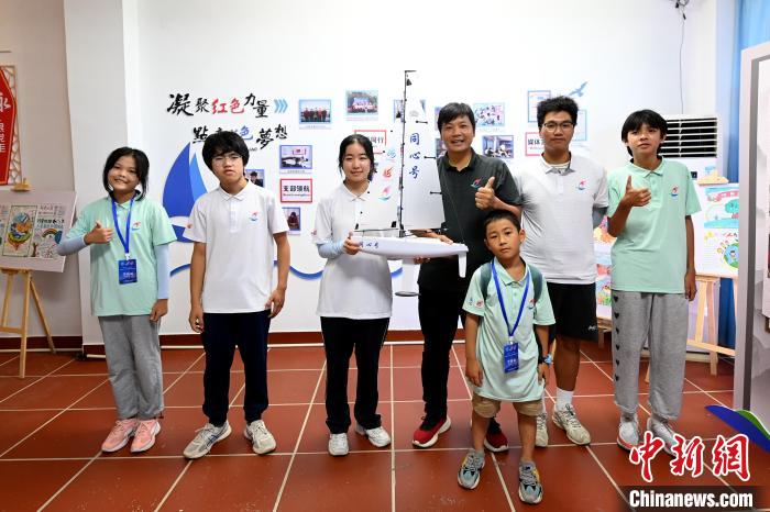 部分臺(tái)灣青少年學(xué)員與教練合影?！埥鸫?攝