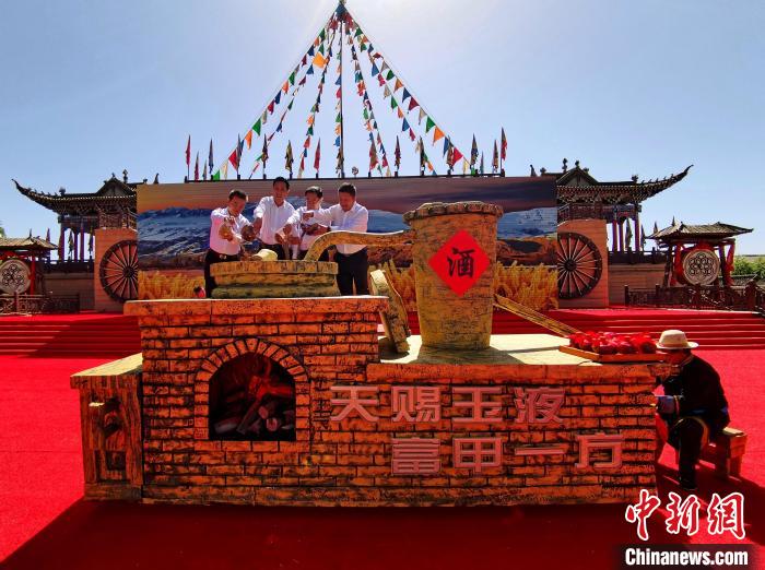 圖為青稞酒文化旅游節(jié)啟動(dòng)?！∑钤鲚?攝