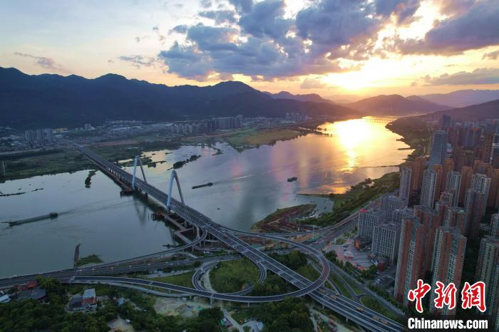 夕陽下美麗的閩江。　王東明 攝