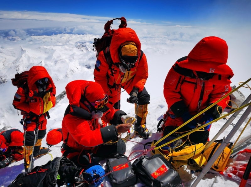 2020年5月27日，中國2020珠峰高程測量登山隊隊員登頂“地球之巔”珠穆朗瑪峰，利用北斗系統(tǒng)為珠峰“量身高”。（圖源：新華社）