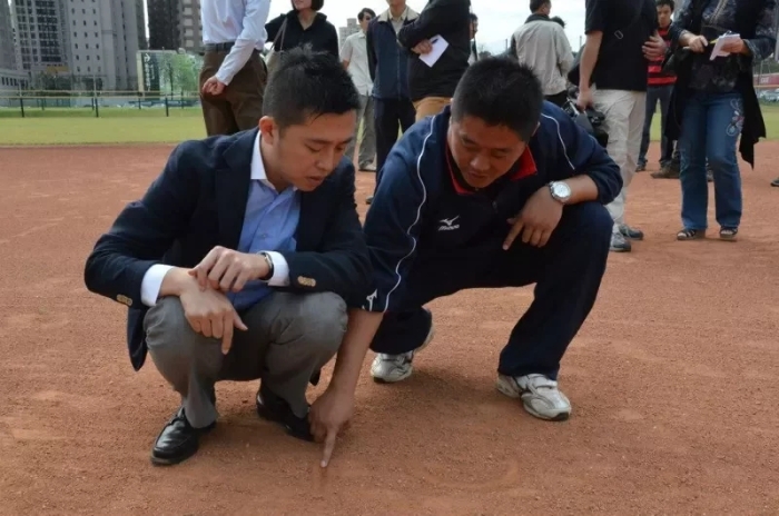 林智堅發(fā)現紅土混有建筑廢棄磁磚碎石.webp