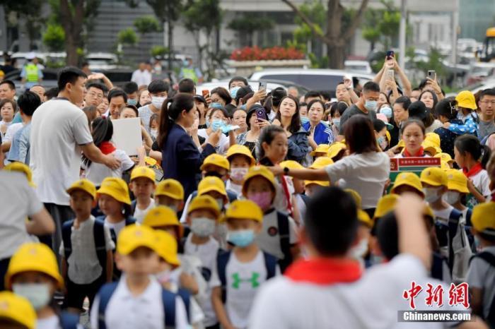 資料圖：新生家長們目送學(xué)生進(jìn)入校園。 <a target='_blank' href='/'>中新社</a>記者 張瑤 攝