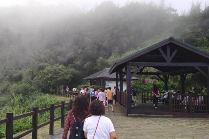 熱浪襲人，近日嘉義縣山上景點涌入大量人潮，包括臺18線、臺3線沿途景點，阿里山森林游樂區(qū)都出現(xiàn)躲避山下高溫的游客。阿里山公路旁的隙頂午后山頂會飄下層層霧氣，相當(dāng)涼爽。圖片來源：臺灣“中央社”。