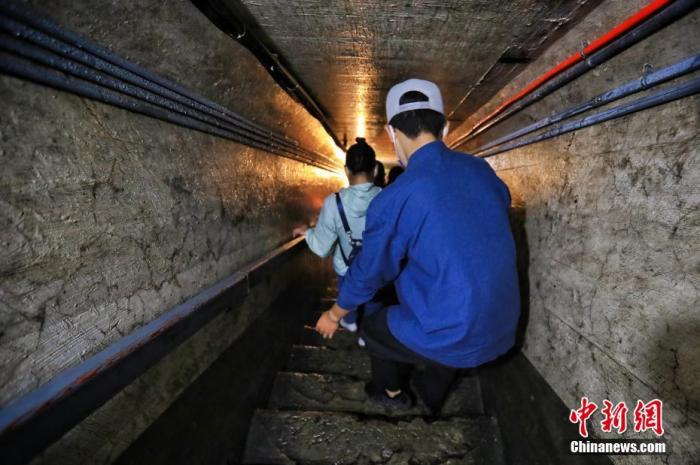 7月26日，內(nèi)蒙古呼倫貝爾市，參加“復(fù)興有我——在京臺(tái)灣青年邊疆行”活動(dòng)的臺(tái)青在世界反法西斯戰(zhàn)爭海拉爾紀(jì)念園地下要塞參訪。 <a target='_blank' href='/'>中新社</a>記者 李雪峰 攝
