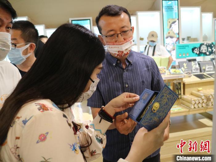 陳皇余在寧夏博物館了解文創(chuàng)產(chǎn)品。　 李元昊 攝