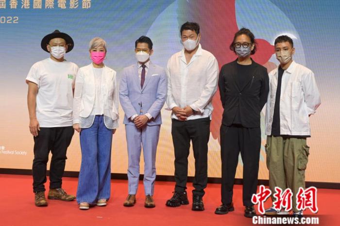 香港藝人郭富城(左三)與電影《風(fēng)再起時(shí)》團(tuán)隊(duì)出席發(fā)布會(huì)。