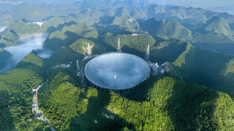 2020年1月11日，被譽為中國天眼的500米口徑球面射電望遠(yuǎn)鏡通過驗收，正式開放運行。（圖源：新華社）