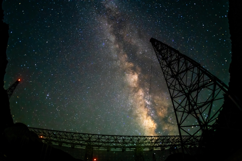 7月25日，夜空下的中國天眼（維護(hù)保養(yǎng)期間拍攝，長時間曝光照片）。（圖源：新華社）