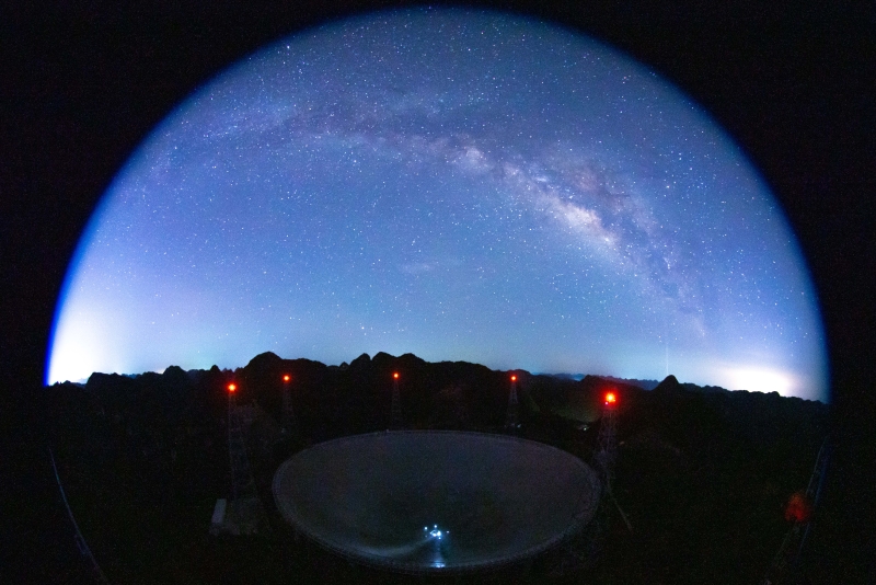 7月24日，星空下的中國天眼（維護(hù)保養(yǎng)期間拍攝，長時間曝光照片）。 （圖源：新華社）