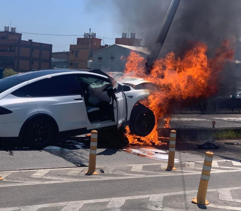 7月22日 林志穎駕駛的特斯拉，半輛車陷入火海。（翻攝記者爆料網(wǎng)） 圖片來(lái)源：臺(tái)灣“中時(shí)新聞網(wǎng)”.png