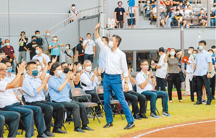 民進(jìn)黨桃園市長(zhǎng)參選人林智堅(jiān)爭(zhēng)議事件連環(huán)爆，若林的負(fù)面新聞開(kāi)始拖其他縣市選情下水，將沖擊民進(jìn)黨選戰(zhàn)策略。圖為臺(tái)灣地區(qū)領(lǐng)導(dǎo)人蔡英文、林智堅(jiān)22日出席開(kāi)幕戰(zhàn)。(蔡英文辦公室提供)  圖片來(lái)源：臺(tái)灣“中時(shí)新聞網(wǎng)”.png