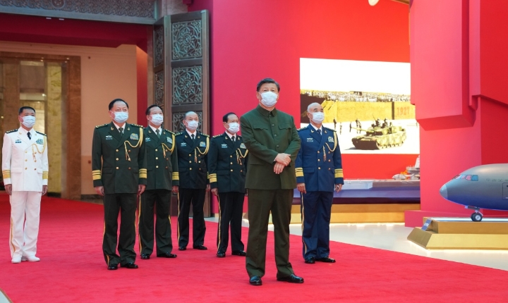 習近平參觀“領航強軍向復興——新時代國防和軍隊建設成就展”