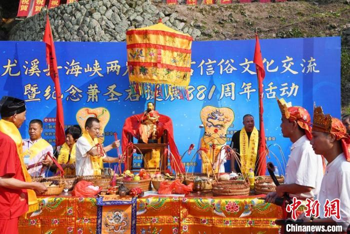 工作人員正在為蕭圣君信俗文化活動現(xiàn)場做祭祀準備。