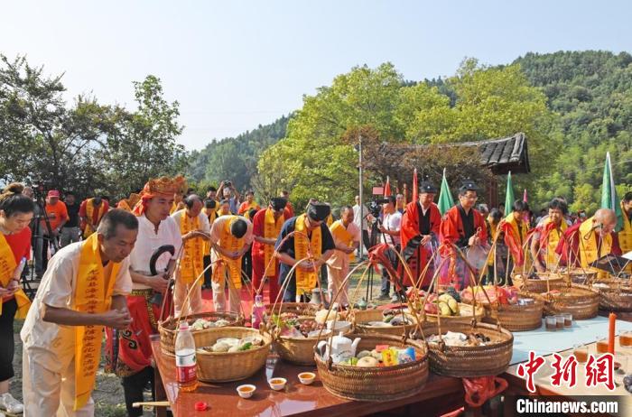 由主祭人帶領(lǐng)信眾祭拜蕭圣君。