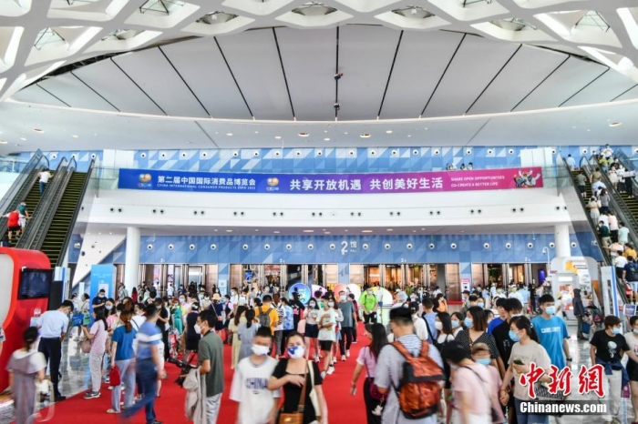 7月30日，第二屆中國國際消費品博覽會在海南?？陂]幕。據(jù)統(tǒng)計，本屆消博會總進場觀眾超28萬人次，各類采購商和專業(yè)觀眾數(shù)量超4萬人。 <a target='_blank' href='/'>中新社</a>記者 駱云飛 攝