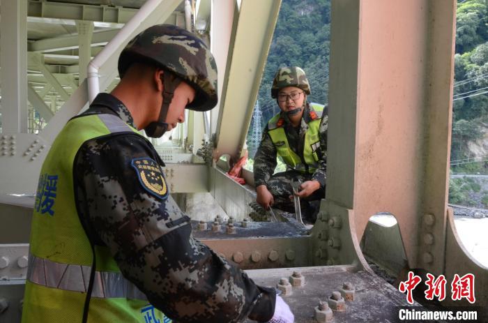 圖為武警官兵檢修通麥特大橋?！∫笥苋?攝