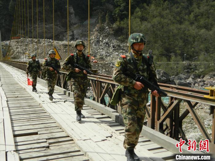 圖為武警官兵在橋上武裝巡邏。　殷榆瑞 攝