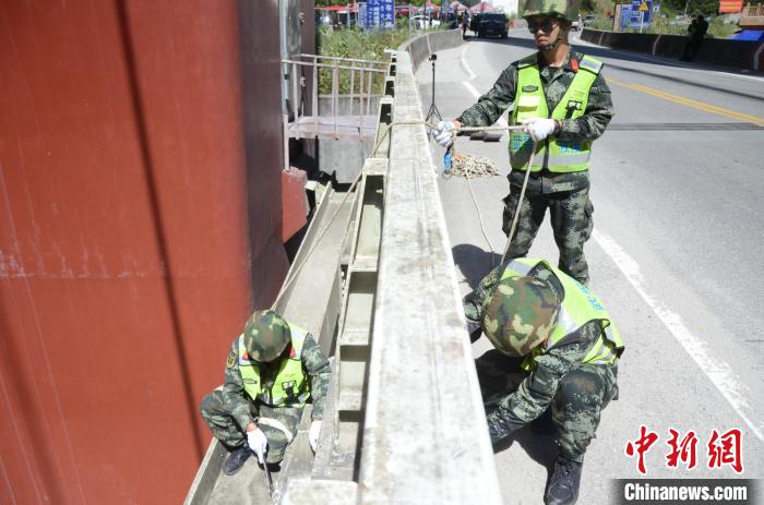 圖為武警官兵對通麥特大橋進(jìn)行養(yǎng)護(hù)?！∫笥苋?攝