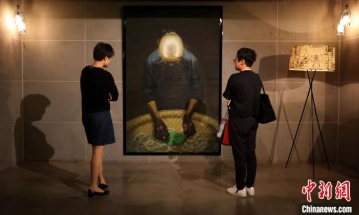 羅中立油畫作品《春蠶》。<a target='_blank' href='/'>中新社</a>記者 楊可佳 攝