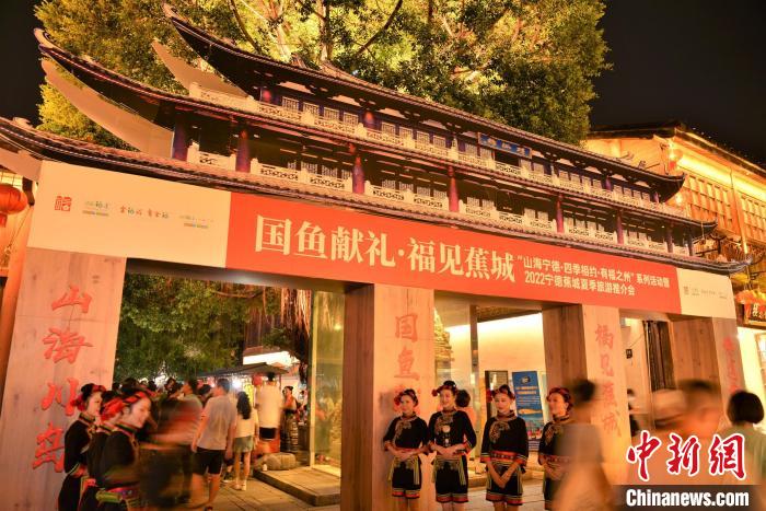 推介會(huì)吸引游客駐足觀看?！埍?攝