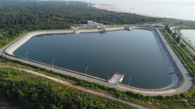 兩岸通水即將屆滿4周年，金門自大陸引水總計約2100萬噸。圖為受水池蓄滿來自大陸的原水。（圖源：臺灣“中時新聞網(wǎng)”）