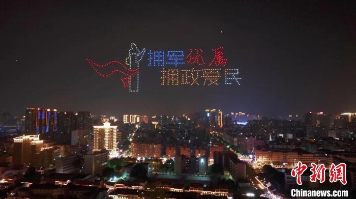 征兵宣傳無(wú)人機(jī)主題表演?！≌闹菔型艘圮娙耸聞?wù)局供圖