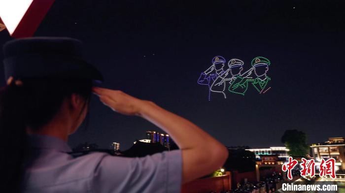 征兵宣傳無(wú)人機(jī)主題表演?！≌闹菔型艘圮娙耸聞?wù)局供圖