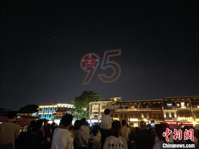 不少民眾到現(xiàn)場(chǎng)觀看無(wú)人機(jī)主題表演?！≌闹菔型艘圮娙耸聞?wù)局供圖