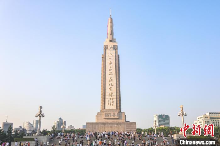 圖為不少市民在觀看完升旗儀式后在八一南昌起義紀(jì)念塔周圍參觀游覽?！⒘巍z