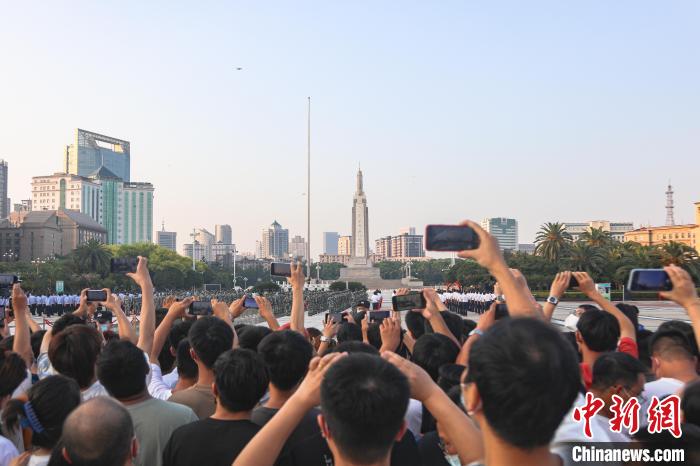 圖為不少市民在八一廣場上觀看升旗儀式。　劉力鑫　攝