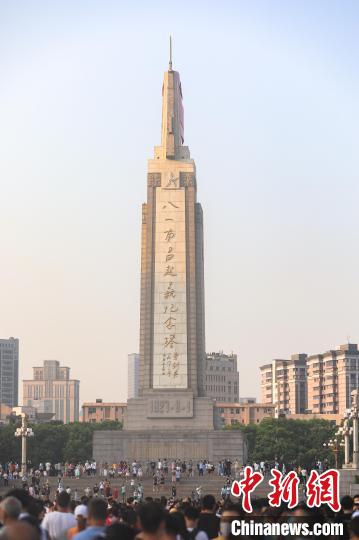 圖為不少市民在觀看完升旗儀式后在八一南昌起義紀(jì)念塔周圍參觀游覽?！⒘巍z