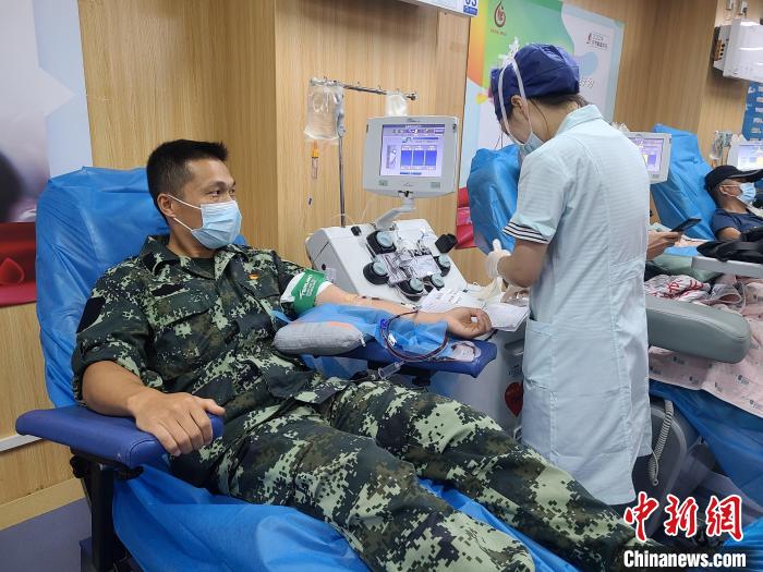 退伍軍人黃勇8月1日獻(xiàn)血?！∧蠈幨蝎I(xiàn)血辦供圖