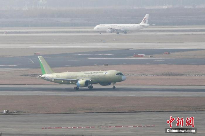2019年12月27日，中國商飛C919大型客機106架機(前)從浦東機場第四跑道起飛。 <a target='_blank' href='/'>中新社</a>記者 殷立勤 攝