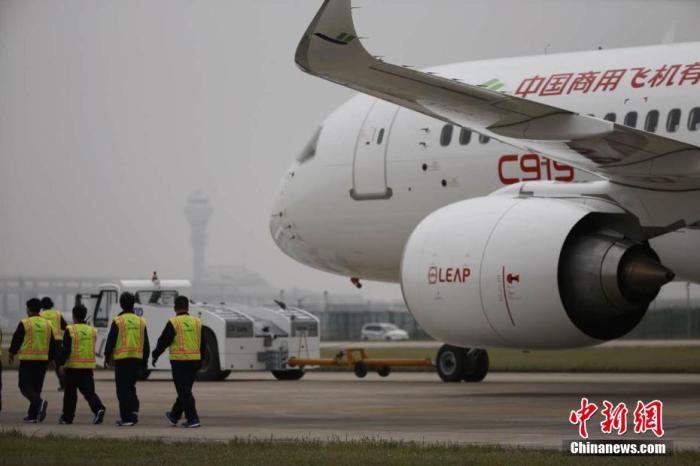 2017年5月5日，中國國產(chǎn)大型客機C919將在上海浦東國際機場首飛。圖為C919靜待首飛。楊駿 攝