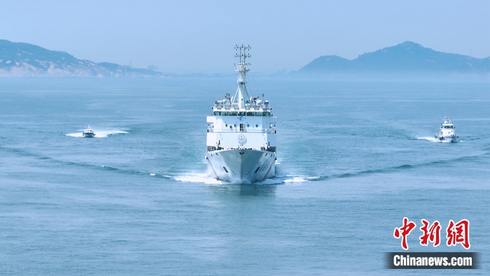 8月2日，臺灣海峽首艘大型巡航救助船“海巡06”輪與其他海巡船艇組成編隊，駛入福建南部海域。海事供圖 