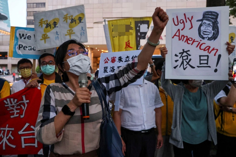 臺(tái)北街頭有民眾抗議佩洛西抵臺(tái)竄訪。（圖源：路透社）