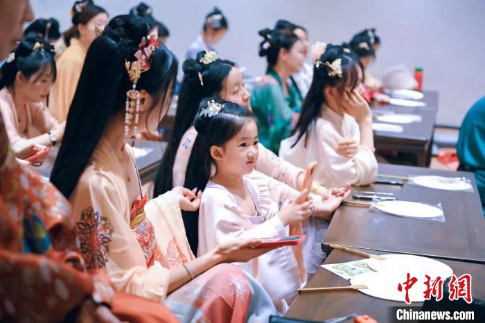 圖為游客在“宮宴”體驗(yàn)傳統(tǒng)文化。　宮宴供圖