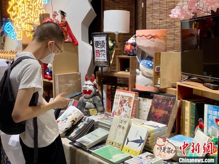 圖為更讀書(shū)社東城隆福店?！⌒戽?攝