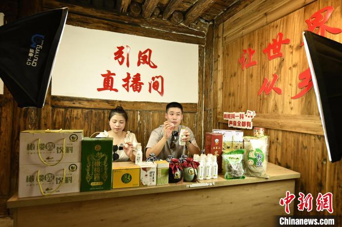 福建農(nóng)林大學學生直播推介閩清農(nóng)產(chǎn)品。　蔣祖德 攝