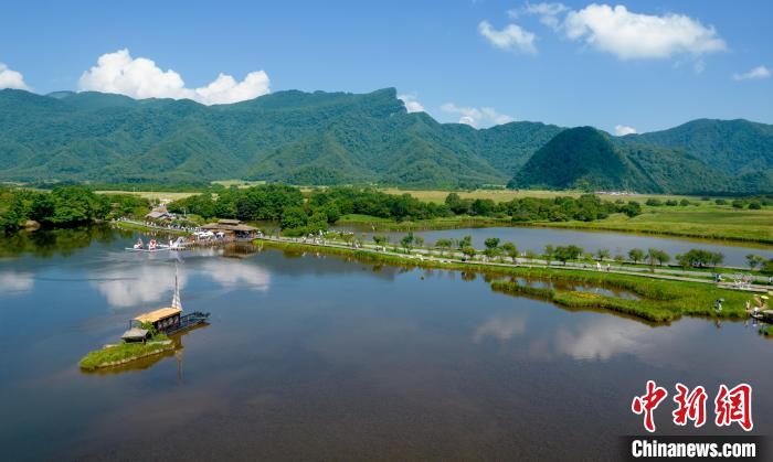 圖為航拍神農(nóng)架大九湖高山濕地風光 鄭子顏 攝