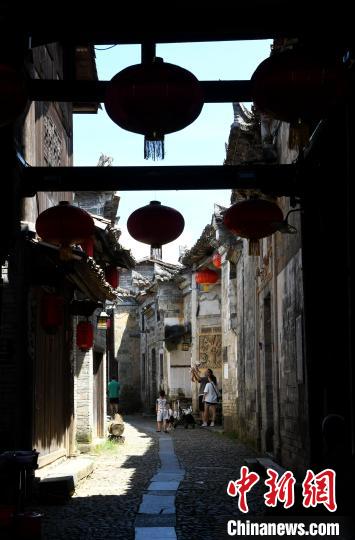 游客參觀和平古鎮(zhèn)老建筑?！⊥鯑|明 攝