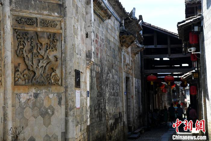 和平古鎮(zhèn)里的老建筑極具特色?！⊥鯑|明 攝