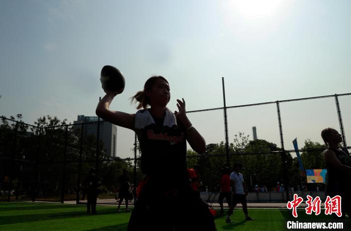 炎炎盛夏絲毫抵擋不住市民戶外健身的熱情。　湯彥俊 攝