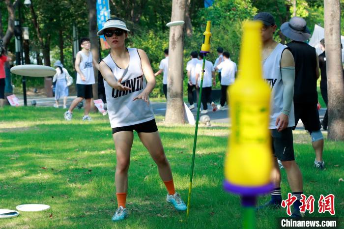 飛盤運動受到年輕人的青睞?！珡┛?攝
