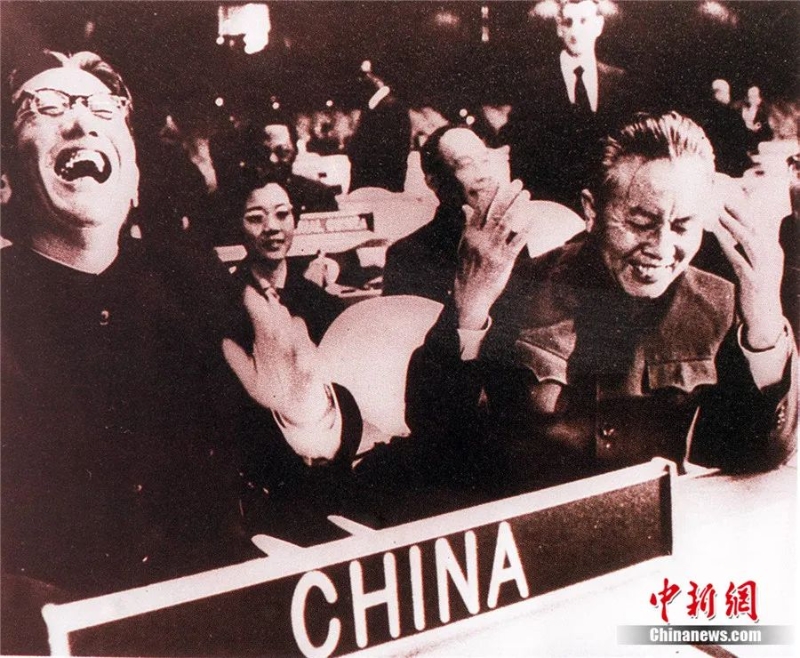 1971年10月25日，聯(lián)合國(guó)大會(huì)全體會(huì)議高票通過(guò)《恢復(fù)中華人民共和國(guó)在聯(lián)合國(guó)的合法權(quán)利》的決議，喬冠華(左)和黃華(右)在聯(lián)大中國(guó)代表席上。<a target='_blank' href='/'>中新社</a>發(fā)