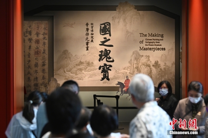 8月5日上午，香港市民到香港故宮文化博物館的展廳參觀特別展覽?！皣?guó)之瑰寶：故宮博物院藏晉唐宋元書畫”展覽展出第二期、共15件國(guó)寶級(jí)古代書畫名品，包括家喻戶曉的千古名作《洛神賦圖》、《行書摹蘭亭序帖》、《水圖》等。圖為市民入場(chǎng)參觀。 <a target='_blank' href='/'>中新社</a>記者 李志華 攝